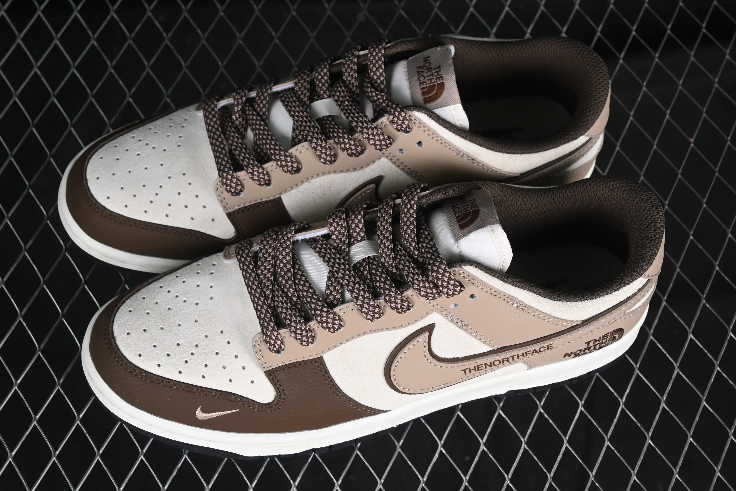 All Categories Nk SB Dunk Series Nk SB Dunk Low High-end Customized Low-top Shoes Nk SB Dunk Low North Face Snake Year Co-branded Subtitle Brown Hook Anniversary High-end Customized Low-top Casual Shoes DJ2024-090
